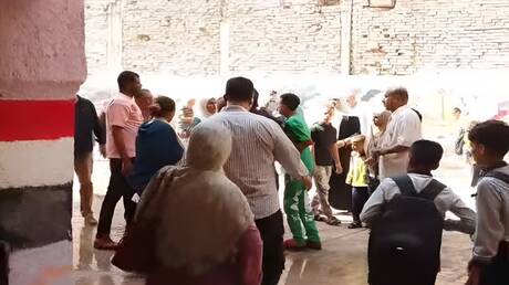 عاصفة من الغضب في مصر بعد انتسار فيديو تعرض معلم للاعتداء من طلابه 

