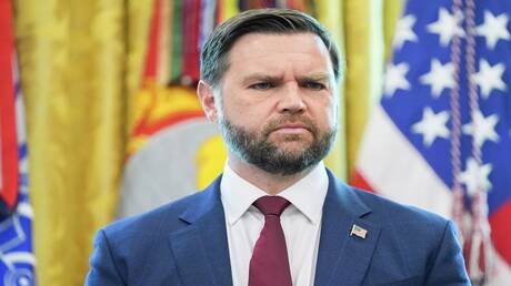 فانس: الديمقراطيون يغلقون الحكومة في صراع حول مكاسب المهاجرين غير الشرعيين