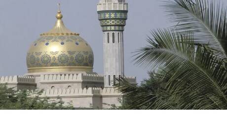 سلطنة عمان تفرض حظرا على استيراد جميع أنواع المياه المعبأة من إيران 