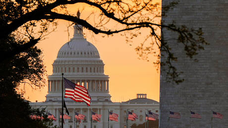 ترامب يهدد بسجن مدنّسي العلم الأمريكي لمدة عام كامل