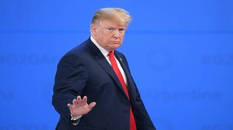 ترامب يكشف سر قدرته على صعود السلالم دون تعثر كما سلفه بايدن