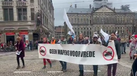 أمستردام تشهد احتجاجات حاشدة تطالب بوقف شحنات السلاح لأوكرانيا
