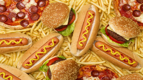 أطعمة تفتك بالرجال: كيف تدمر المعالجة الفائقة صحتهم؟