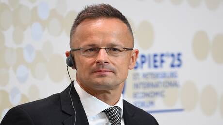  سيارتو يعرب عن حيرته تجاه موقف رئيس وزراء بولندا من تفجير أنابيب "السيل الشمالي" 