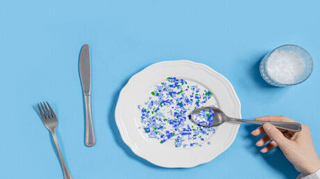 خطر خفي في حياتنا: الاكتئاب وسرطان الأمعاء مرتبطان بالبلاستيك!