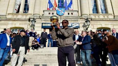 ديمبيلي يعود إلى مسقط رأسه حاملا الكرة الذهبية 