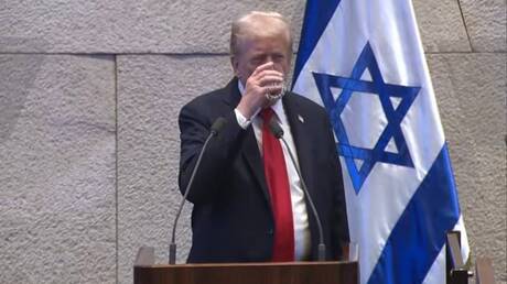  إخراج عضوي الكنيست أيمن عودة وعوفر كاسيف من الكنيست بعد مقاطعتهما خطاب ترامب 