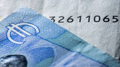 فرنسا تعلن خطة طوارئ مالية: تقليص آلاف الوظائف الحكومية