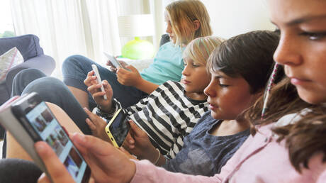 دراسة تحذر: وسائل التواصل تُعطّل نمو ذاكرة الأطفال ومفرداتهم اللغوية