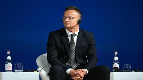 وزير خارجية هنغاريا يعارض استمرار الدعم العسكري الأوروبي لأوكرانيا