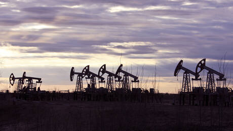 النفط يواصل التراجع والضغوط تتزايد بفعل فائض المعروض