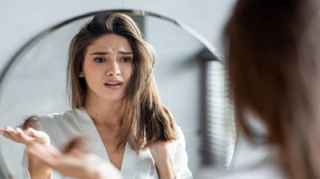 وصفة "تيك توك" السحرية: إنقاذ شعرك من التساقط بمكونات من مطبخك