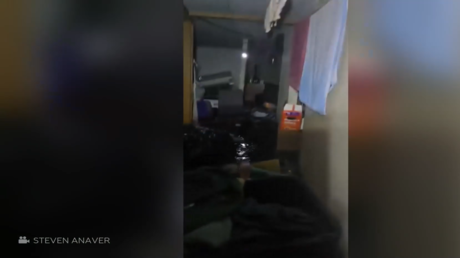 مشاهد من داخل منزل عائم على أمواج جراء عواصف شديدة اجتاحت ألاسكا
