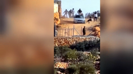 مشاهد جديدة لاعتداء مروع على مزارعين فلسطينيين في الضفة الغربية
