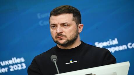 معلق أمريكي يكشف العوامل الخفية التي دفعت زيلينسكي إلى حافة اليأس