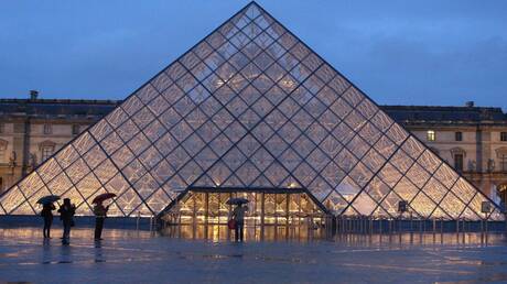 اللوفر ينقل كنوزه إلى خزائن البنك المركزي الفرنسي الآمنة