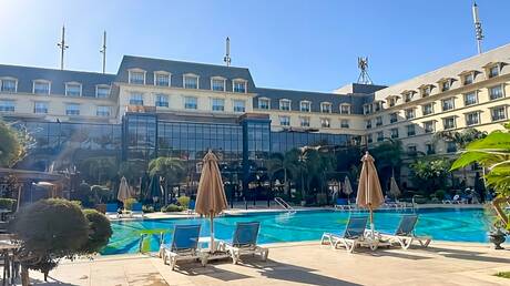 من ظلام الزنازين إلى رفاهية الفنادق.. 154 أسيرًا فلسطينيًا في قلب القاهرة
