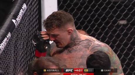 بالفيديو مشهد مروّع: مقاتل على وشك نزع عين منافسه في اللحظات الحاسمة