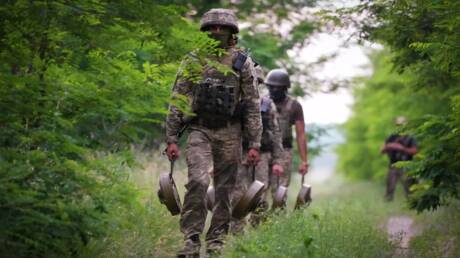  صحفي بريطاني يشتكي من تجنيد مترجمه قسرا في الجيش الأوكراني