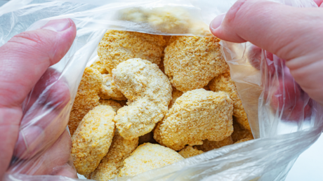 بسبب شظايا معدنية خطيرة.. سحب أكثر من مليوني كغ من الدجاج المجمد من الأسواق الأمريكية