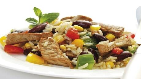 أسرار السعادة في طبقك.. أطعمة ترفع المزاج فوراً  