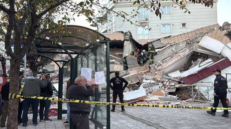 انهيار مبنى مكون من 7 طوابق في 