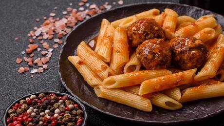 العلم يكشف سر الشعور بالانتفاخ بعد وجبة الغداء اليومية