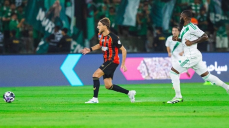 الأهلي يعود للتعثر في الدوري السعودي ويتعادل مع الرياض