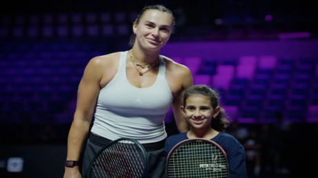 قبل البطولة الختامية للتنس.. لاعبة سعودية تخطف الأنظار وتثير إعجاب المصنفة أولى عالميا