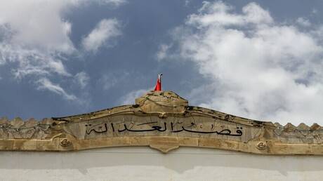 تونس.. محاكمة بدقائق معدودة للمحامي والقاضي المعارض صواب