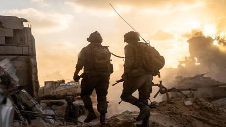 جندي إسرائيلي يضرم النار في نفسه أمام منزل مسؤول