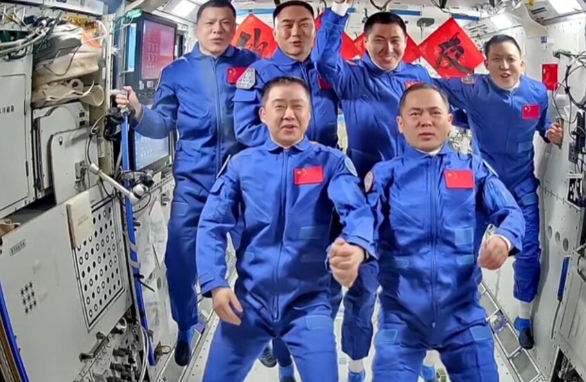 رواد مركبة "شنتشو-21"  يصلون إلى المحطة المدارية الصينية (فيديو)