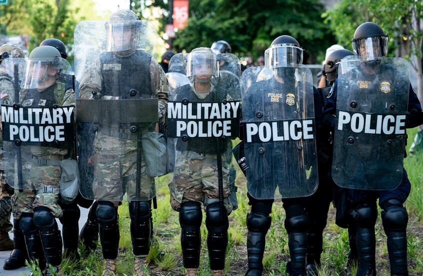 الحرس الوطني الأمريكي يتدخل لفض أعمال شغب ليلة الهالوين في واشنطن (فيديوهات)