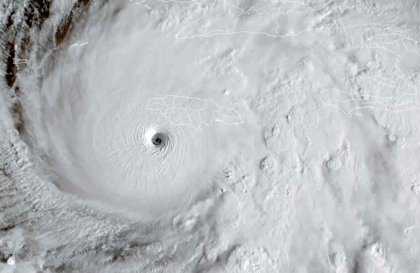 مشاهد تحبس الأنفاس.. "صائدو الأعاصير" يجتازون مركز أقوى إعصار في الكاريبي لـ 2025 (فيديو)