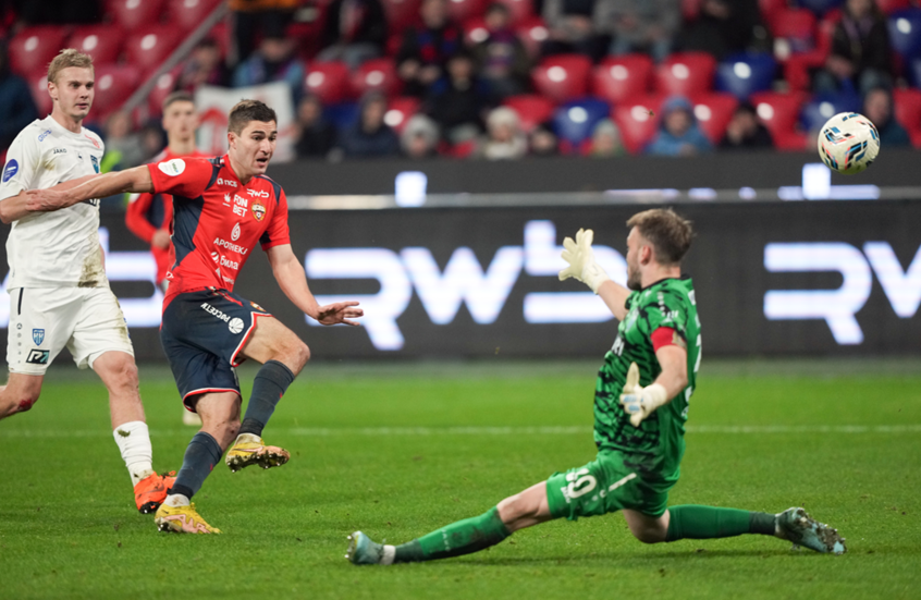 تسيسكا يهزم "باري" ويقفز إلى صدارة الدوري الروسي