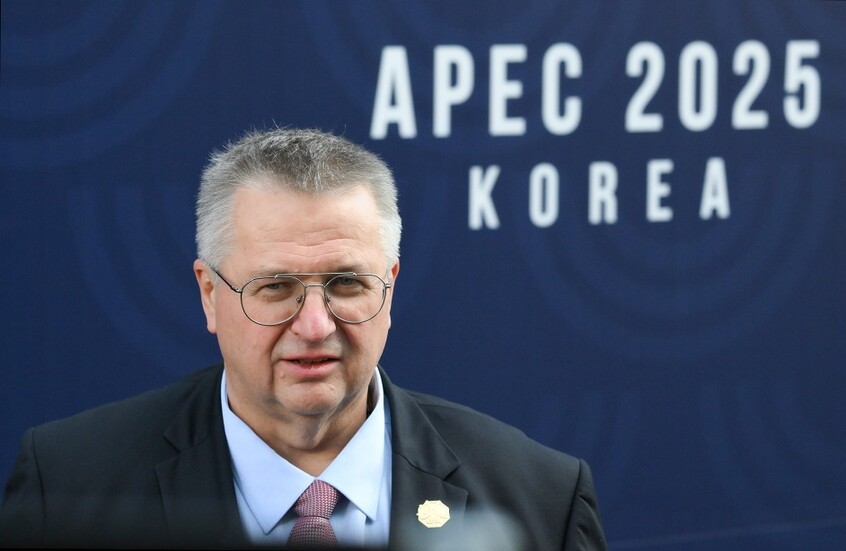 نائب رئيس الوزراء الروسي يلتقي مع وزير الخزانة الأمريكي على هامش قمة "أبيك"