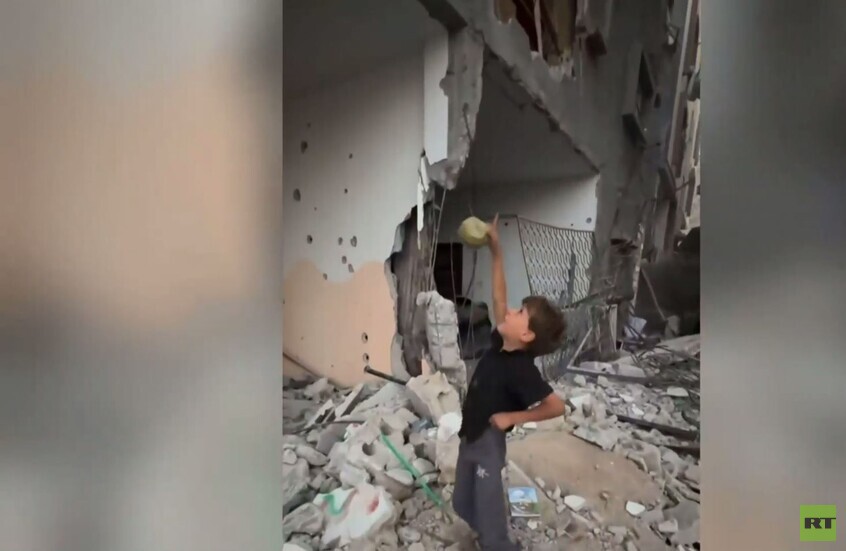 غزة.. فرحة غامرة لطفل فلسطيني