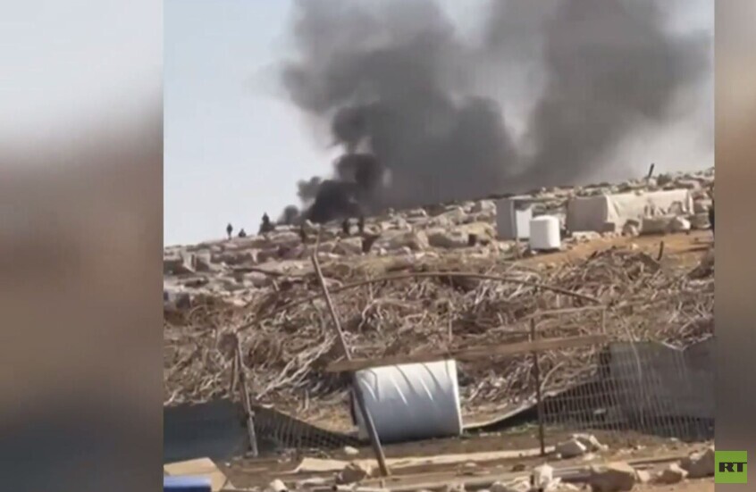 مستوطنون يشعلون النار في ممتلكات مواطنين فلسطينيين داخل التجمع البدوي شمال شرق القدس