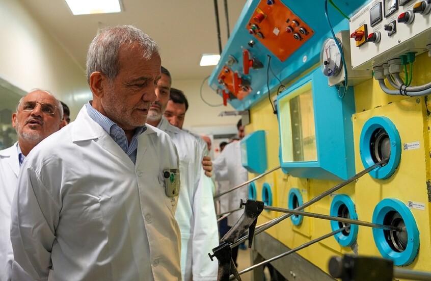 بزشكيان يتفقد محطة نووية ويلتقي كبار مسؤولي الصناعة الذرية في إيران (فيديو)