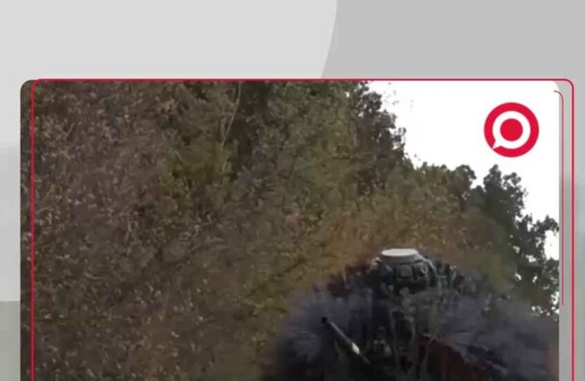 دبابة روسية طراز "T-80BVM" بتمويه غريب مزودة بحماية مضادة للطائرات المسيرة