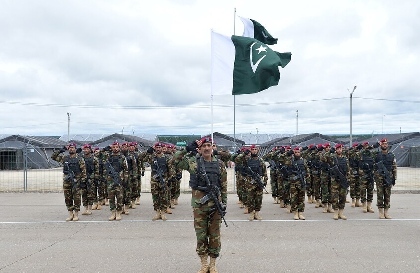 وزير دفاع باكستان: طالبان لا تمثل أفغانستان وهي تقمع النساء والأقليات هناك