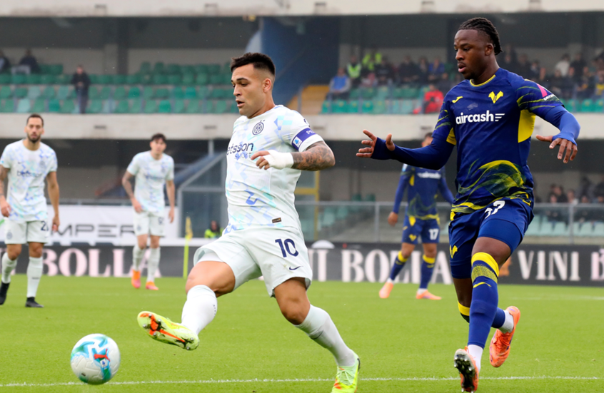 إنتر ميلان يلدغ فيرونا بهدف عكسي ويزاحم نابولي في صدارة الدوري الإيطالي