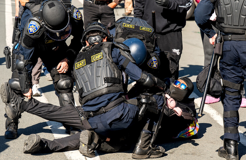 ترامب يدافع عن ممارسات الأجهزة الأمنية ضد المهاجرين