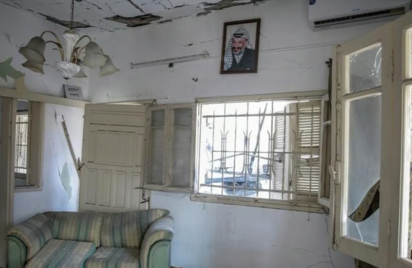 نازحون يلجأون إلى منزل ياسر عرفات المتحفي المدمر في غزة