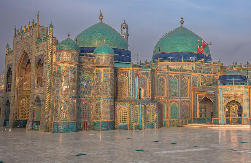 زلزال أفغانستان يتسبب في أضرار جسيمة بمسجد مزار شريف الأزرق (فيديو)