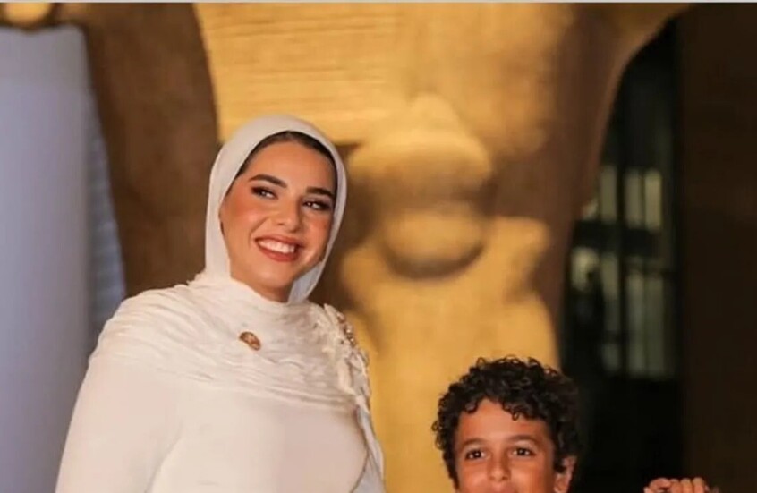 جملة فرعونية على فستان ابنه السيسي تخطف الأنظار في المتحف المصري الكبير