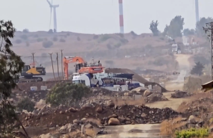 الجيش الإسرائيلي يضع سواتر ترابية باستخدام معدات ثقيلة في ريف القنيطرة