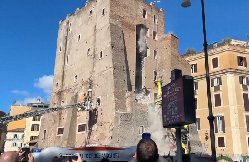 انهيار برج يعود للعصور الوسطى في روما
