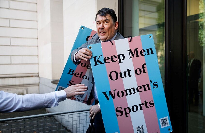 إنجلترا لا تتمتع بحرية التعبير وتريد أن تسلبنا إياها