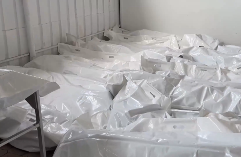 الصليب الأحمر يسلم 45 جثمانا لفلسطينيين إلى مستشفى ناصر الطبي في قطاع غزة